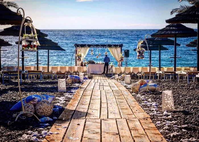 לינה וארוחת בוקר Buddha House & סקליאה